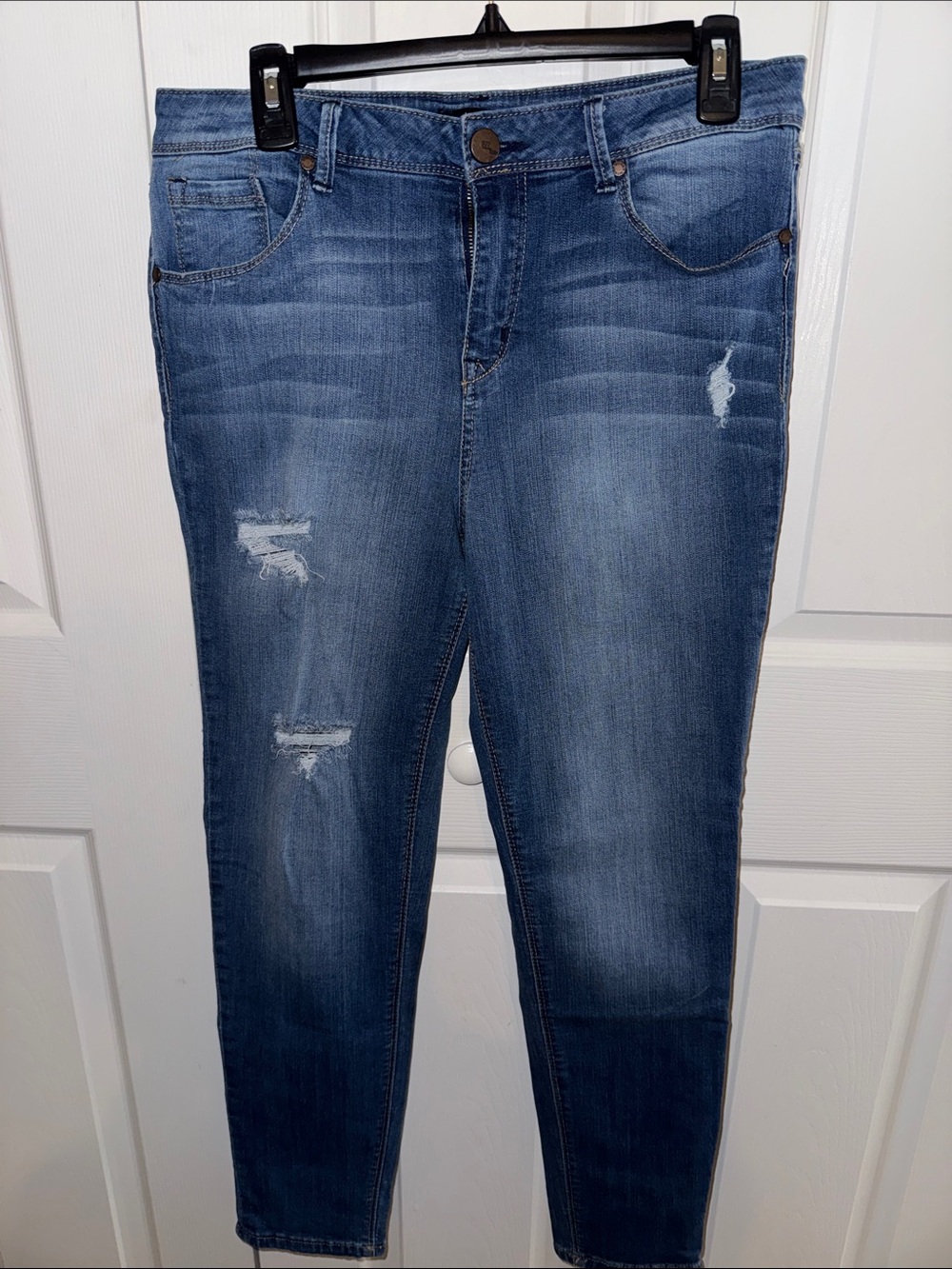 1822 Denim Blue Distressed Skinny Jeans EUC - Picture 1 of 5
